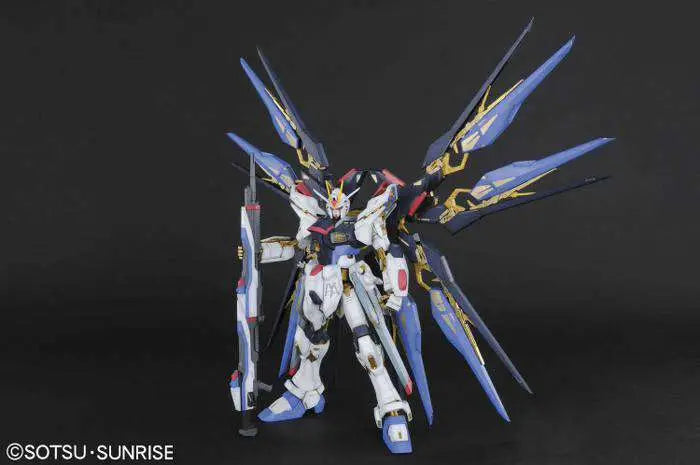1/60 PG ZGMF-X20A Strike Freedom Gundam  - Gundam Model Kit (BANDAI)