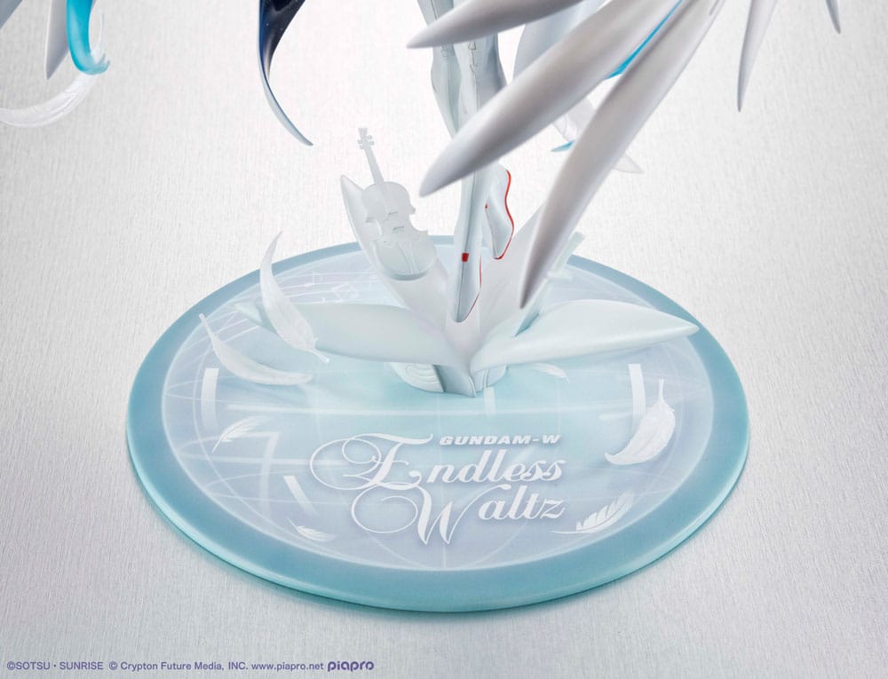 Mobile Suit Gundam x Hatsune Miku Lucrea - Hatsune Miku x Wing Gundam Zero EW 45th Anniversary PVC Statue 27 cm (MEGAHOUSE) PREORDER SEPT 26